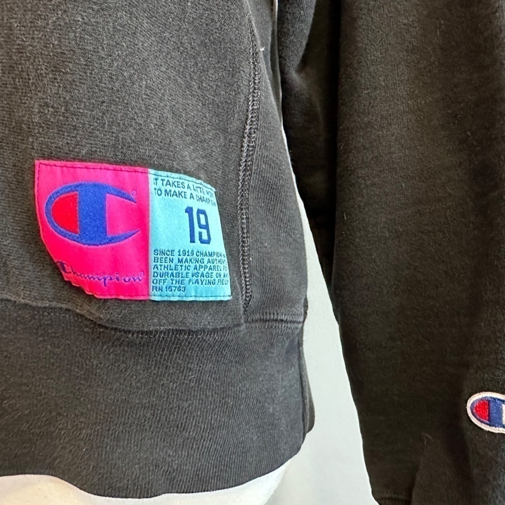 Champion Black Reverse Weave Crewneck Sweatshirt Spellout Logo MED Blue Pink - Picture 3 of 10